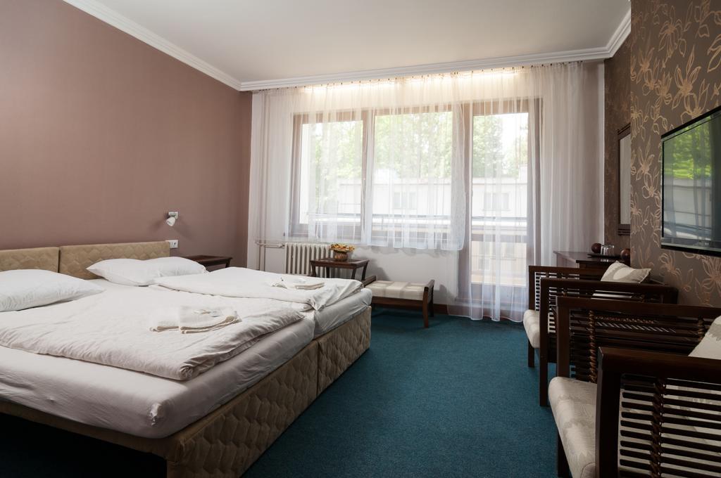 Hotel Radejov Knezdub Εξωτερικό φωτογραφία