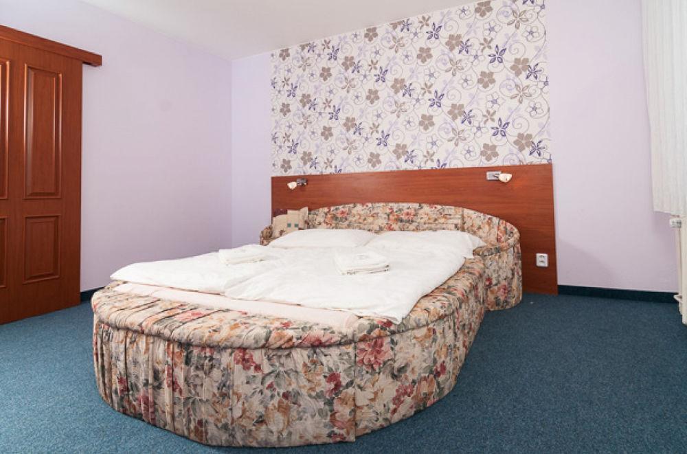 Hotel Radejov Knezdub Εξωτερικό φωτογραφία